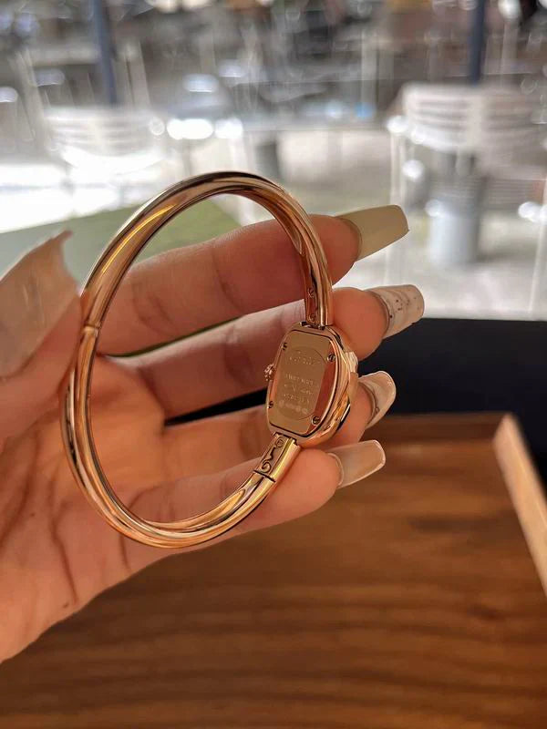 REFINED 24.6MM × 18.7MM OVAL TIMEPIECE WITH FLUID GEOMETRIC SILHOUETTE AND POLISHED LINK BRACELET