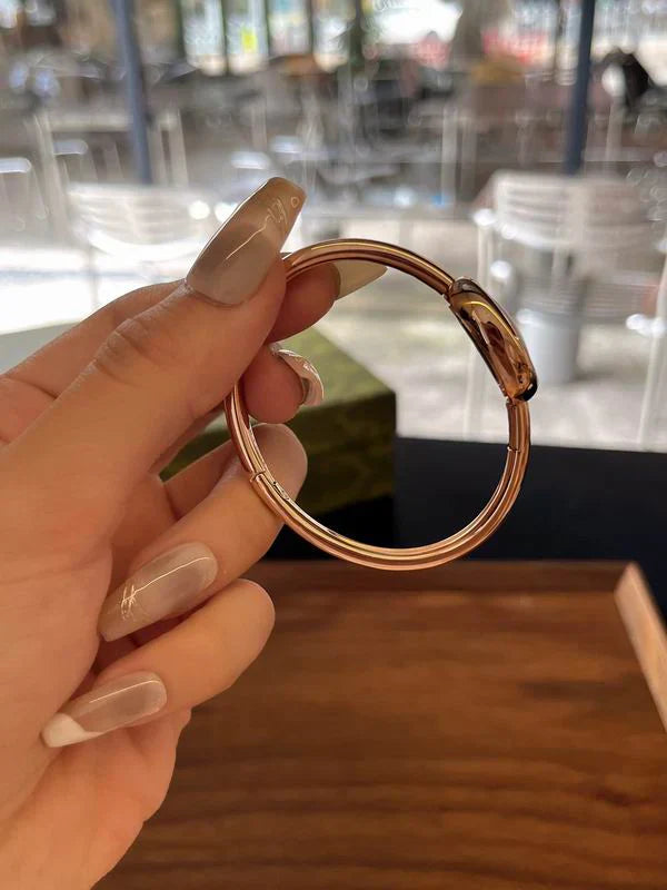 REFINED 24.6MM × 18.7MM OVAL TIMEPIECE WITH FLUID GEOMETRIC SILHOUETTE AND POLISHED LINK BRACELET