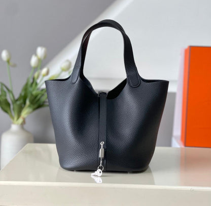 BUCKET BAG BLACK – MINIMALIST CHIC EDITION
