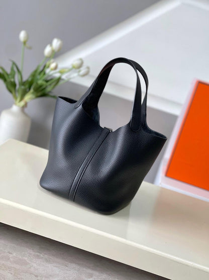 BUCKET BAG BLACK – MINIMALIST CHIC EDITION