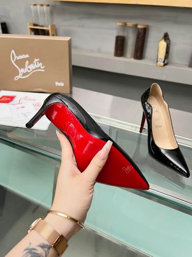 SOPHISTICATED BLACK POINTED-TOE PUMPS IN PREMIUM SHEEPSKIN WITH MINIMALIST ARCHITECTURE