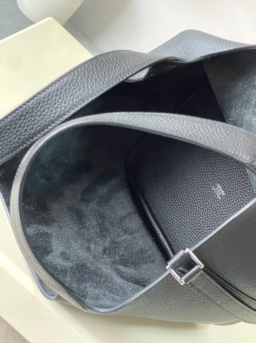 BUCKET BAG BLACK – MINIMALIST CHIC EDITION