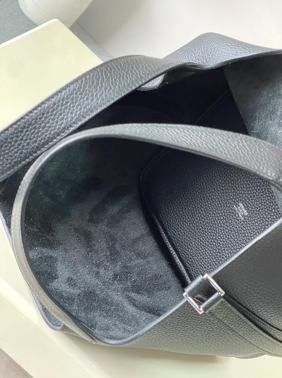 BUCKET BAG BLACK – MINIMALIST CHIC EDITION