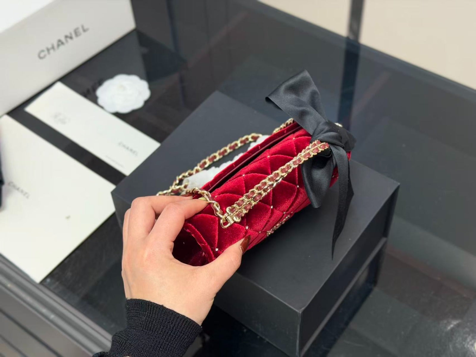 ELEGANT SCARLET QUILTED CHAIN SHOULDER BAG