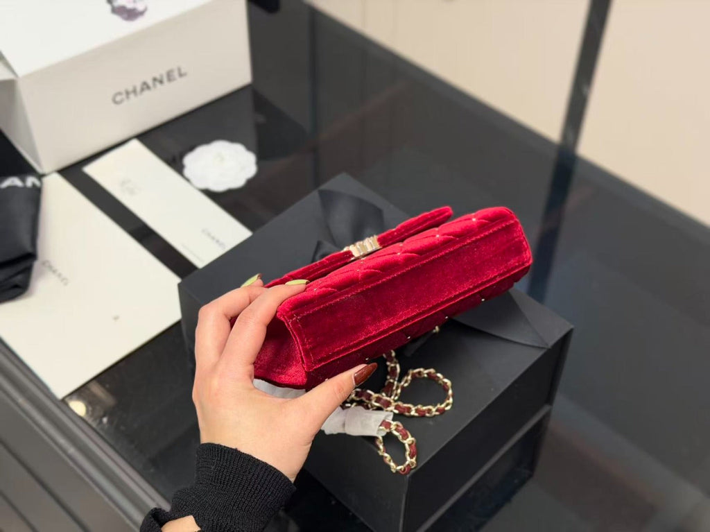 ELEGANT SCARLET QUILTED CHAIN SHOULDER BAG