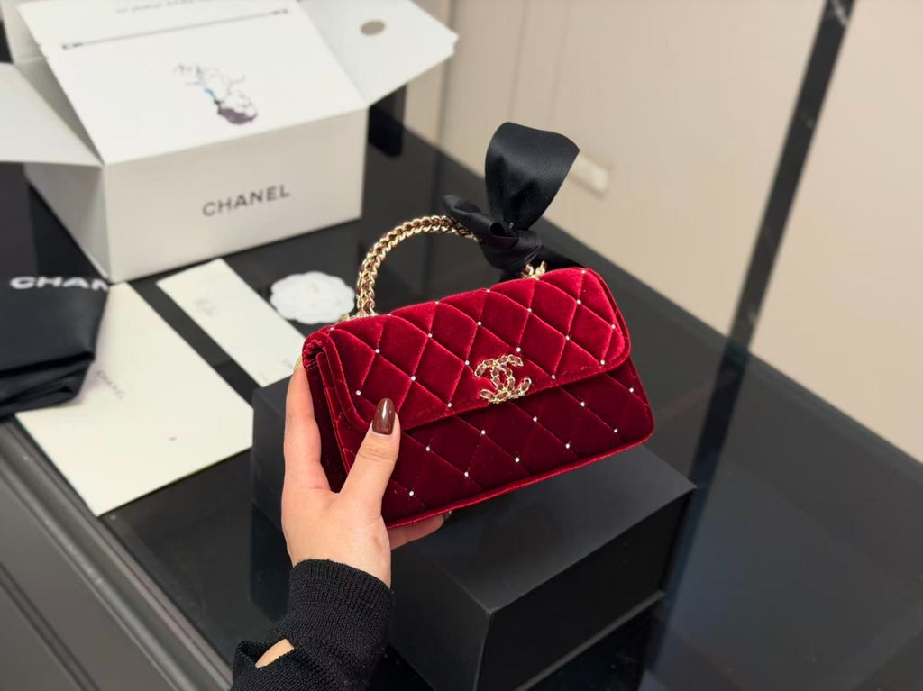 ELEGANT SCARLET QUILTED CHAIN SHOULDER BAG