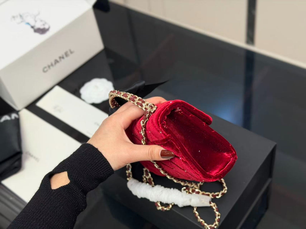 ELEGANT SCARLET QUILTED CHAIN SHOULDER BAG
