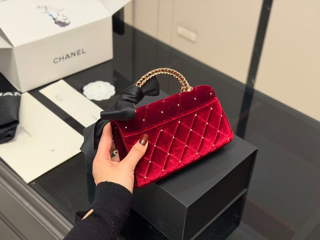 ELEGANT SCARLET QUILTED CHAIN SHOULDER BAG