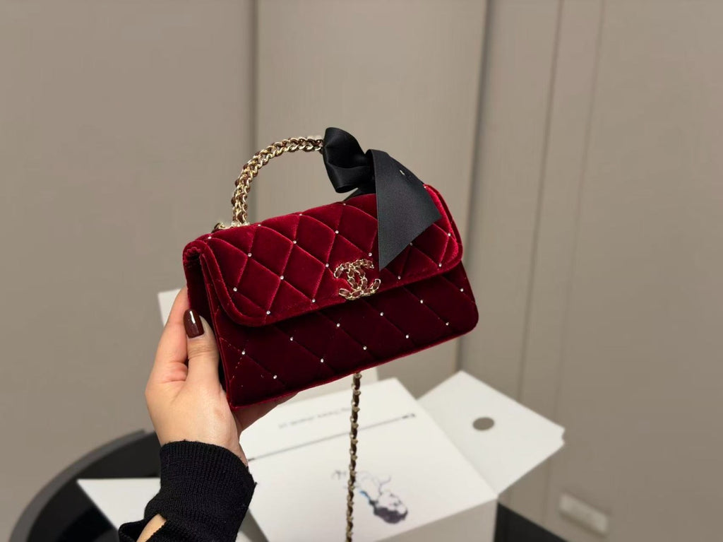 ELEGANT SCARLET QUILTED CHAIN SHOULDER BAG