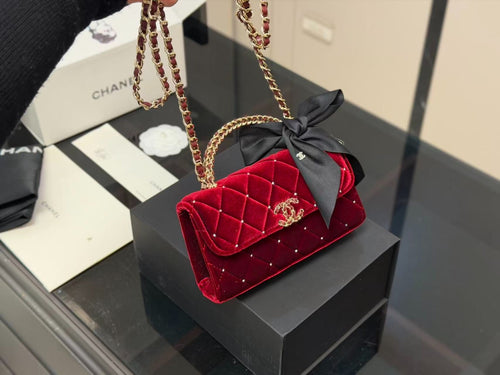 ELEGANT SCARLET QUILTED CHAIN SHOULDER BAG