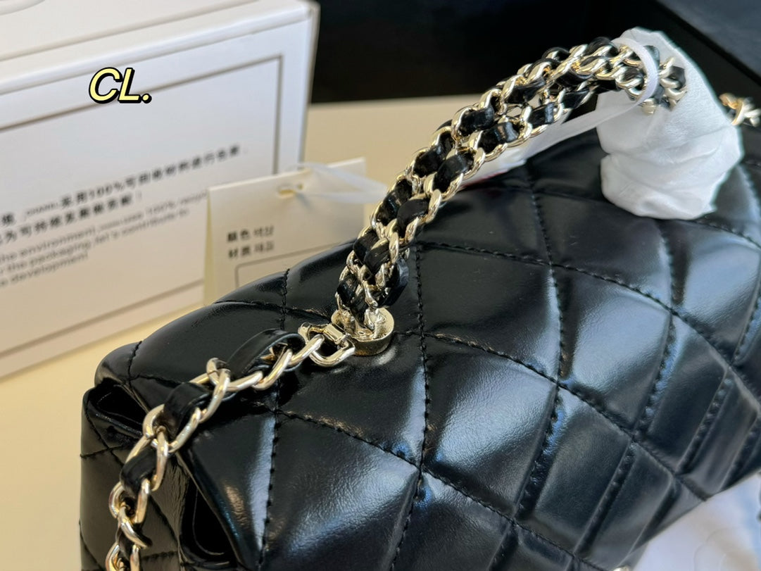 CLASSIC CHAIN SHOULDER BAG – MINIMALIST BLACK EDITION