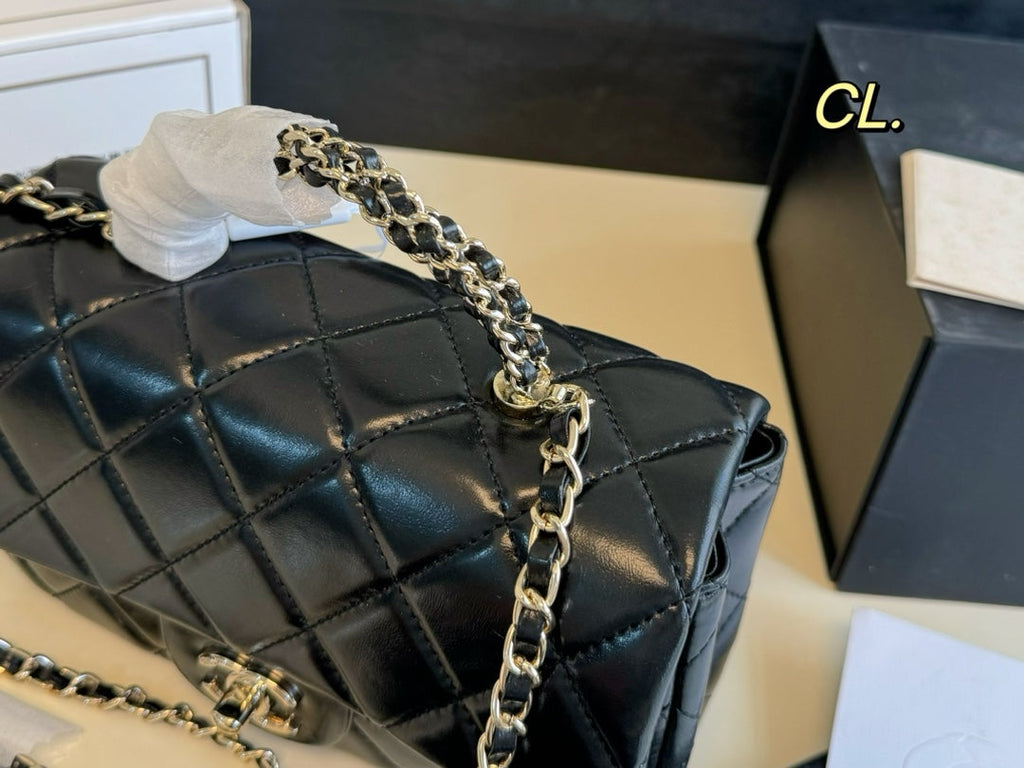 CLASSIC CHAIN SHOULDER BAG – MINIMALIST BLACK EDITION