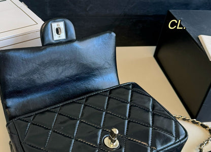 CLASSIC CHAIN SHOULDER BAG – MINIMALIST BLACK EDITION