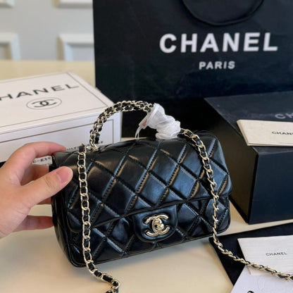 CLASSIC CHAIN SHOULDER BAG – MINIMALIST BLACK EDITION