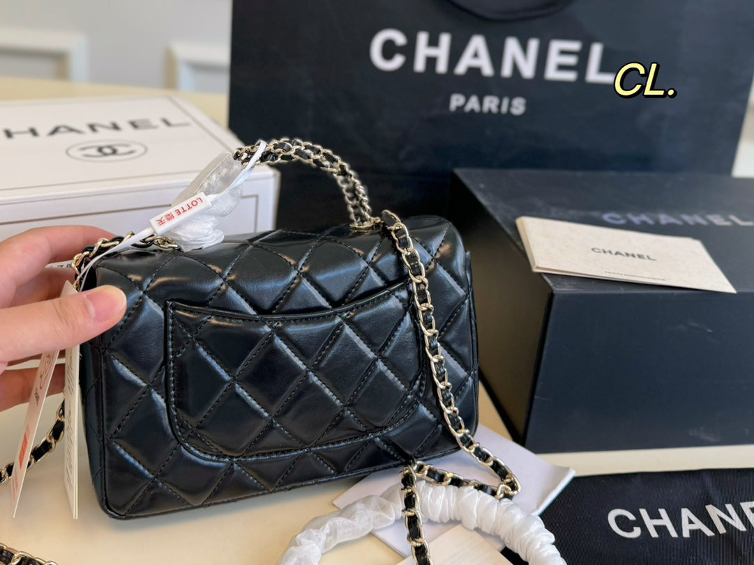 CLASSIC CHAIN SHOULDER BAG – MINIMALIST BLACK EDITION