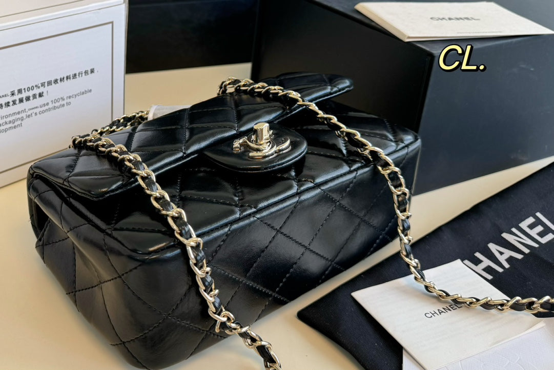 CLASSIC CHAIN SHOULDER BAG – MINIMALIST BLACK EDITION