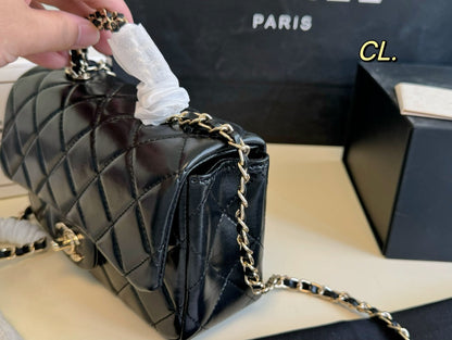 CLASSIC CHAIN SHOULDER BAG – MINIMALIST BLACK EDITION