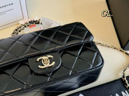 CLASSIC CHAIN SHOULDER BAG – MINIMALIST BLACK EDITION