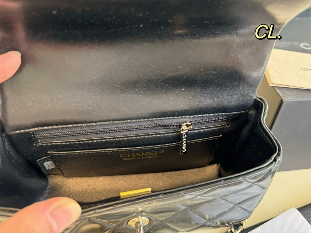 CLASSIC CHAIN SHOULDER BAG – MINIMALIST BLACK EDITION