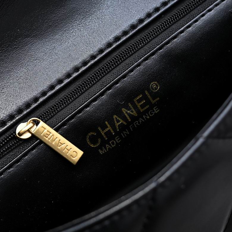 BLACK LEATHER QUILTED SHOULDER BAG