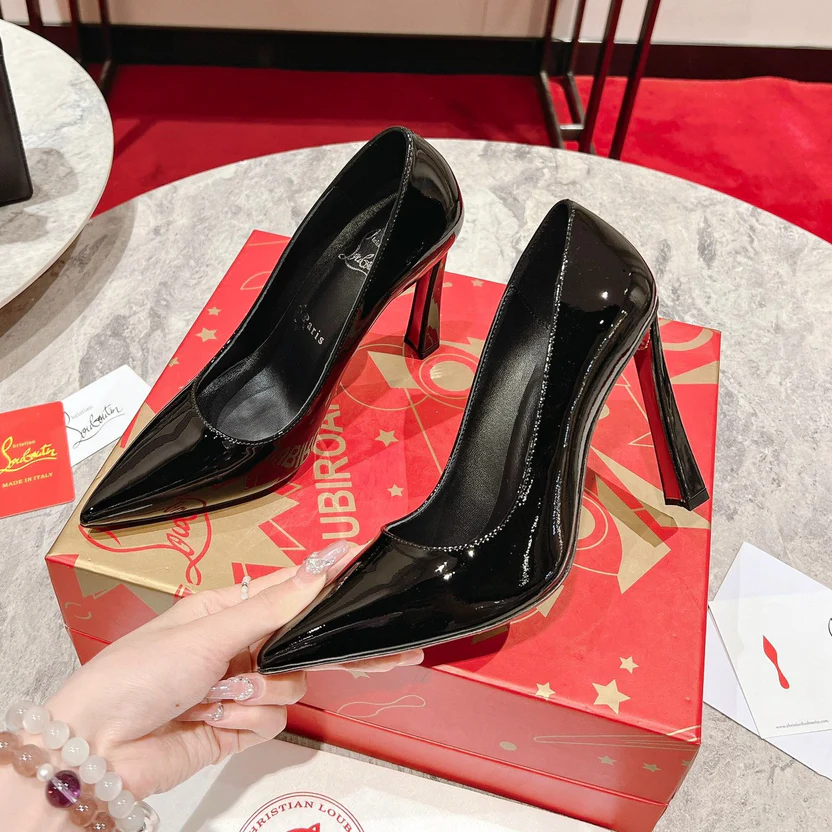 SOPHISTICATED BLACK POINTED-TOE PUMPS WITH SLANTED HIGH HEEL AND REFINED LOW-CUT SILHOUETTE