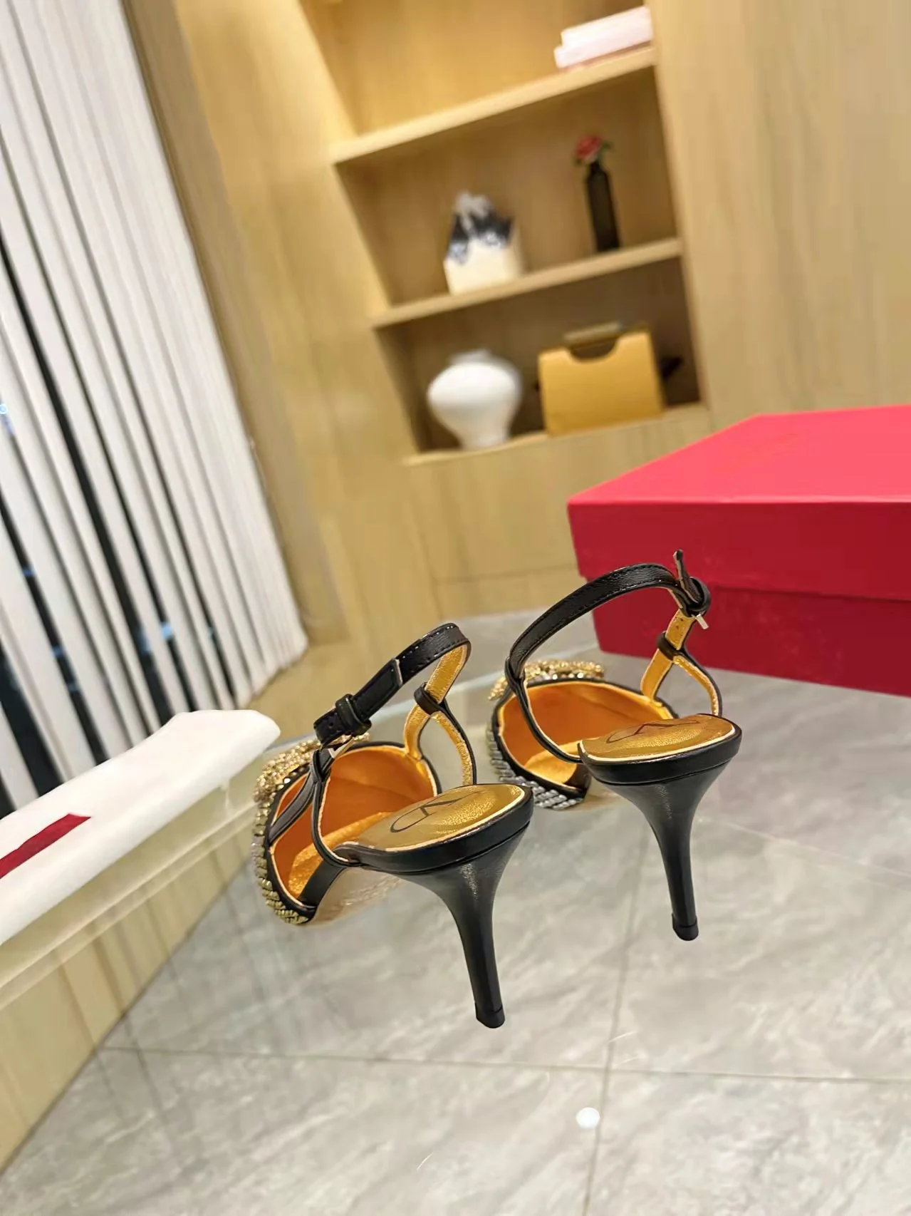 ELEGANT POINTED-TOE PUMPS WITH SCULPTURAL V-SHAPED BUCKLE AND GENUINE SHEEPSKIN LEATHER FINISH
