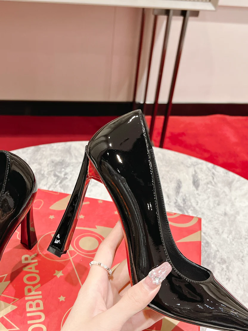 SOPHISTICATED BLACK POINTED-TOE PUMPS WITH SLANTED HIGH HEEL AND REFINED LOW-CUT SILHOUETTE
