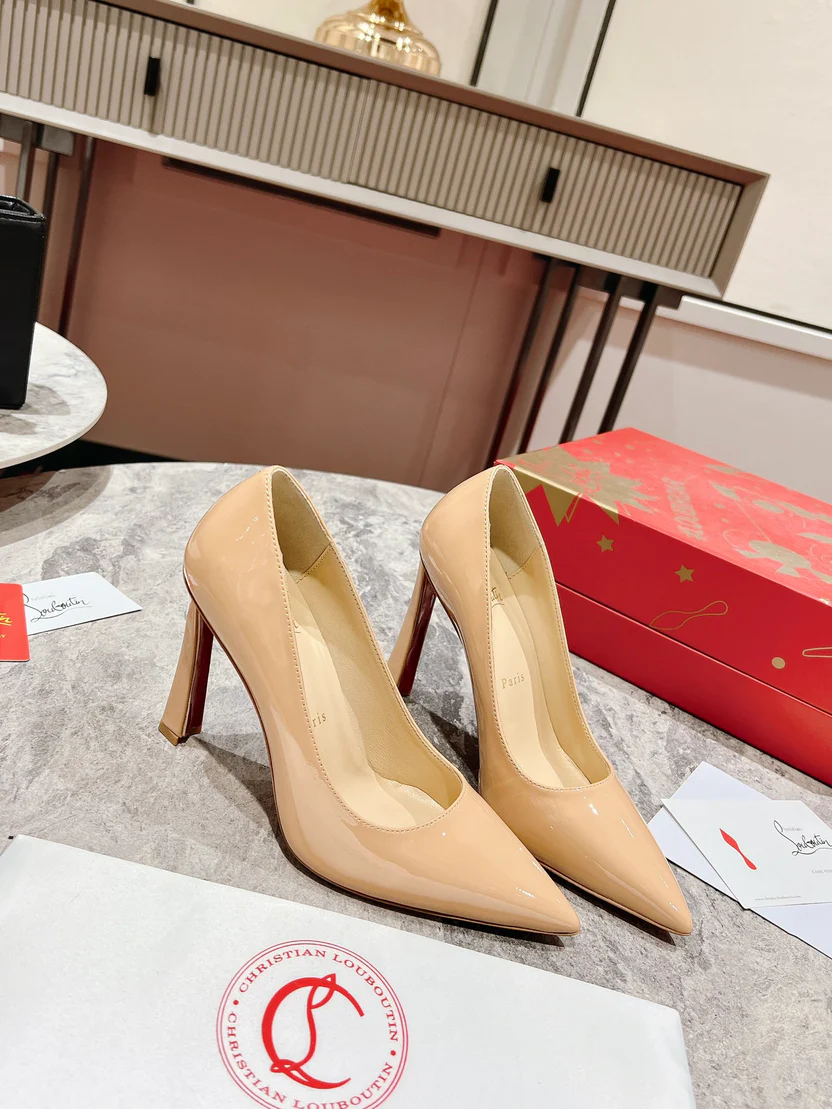 ELEGANT NUDE POINTED-TOE PUMPS WITH REFINED SLANTED HIGH HEEL AND MINIMALIST SILHOUETTE