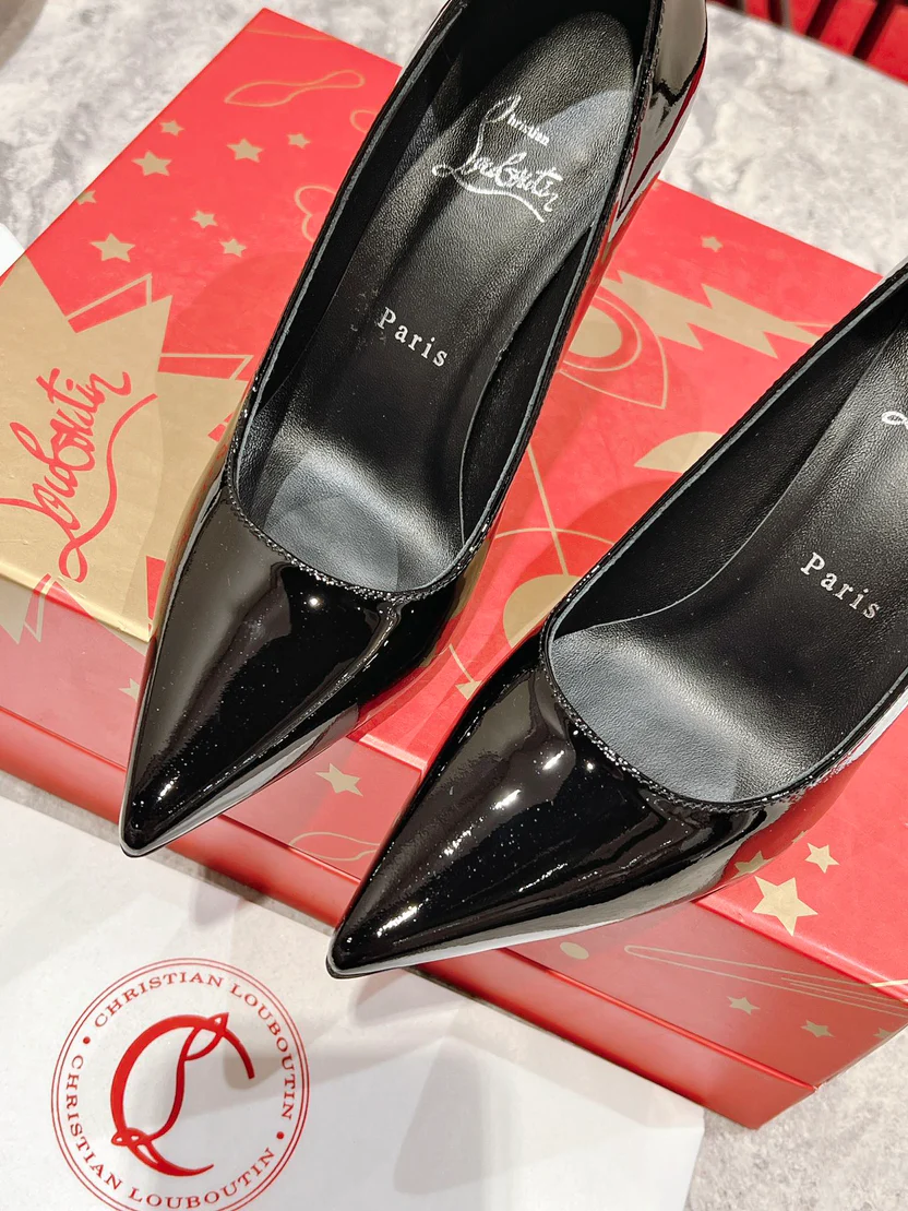 SOPHISTICATED BLACK POINTED-TOE PUMPS WITH SLANTED HIGH HEEL AND REFINED LOW-CUT SILHOUETTE