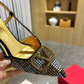 ELEGANT POINTED-TOE PUMPS WITH SCULPTURAL V-SHAPED BUCKLE AND GENUINE SHEEPSKIN LEATHER FINISH