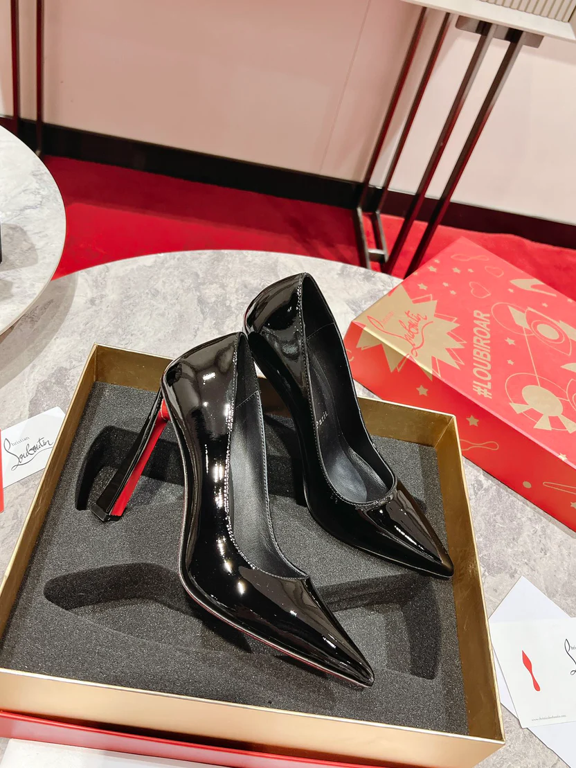 SOPHISTICATED BLACK POINTED-TOE PUMPS WITH SLANTED HIGH HEEL AND REFINED LOW-CUT SILHOUETTE