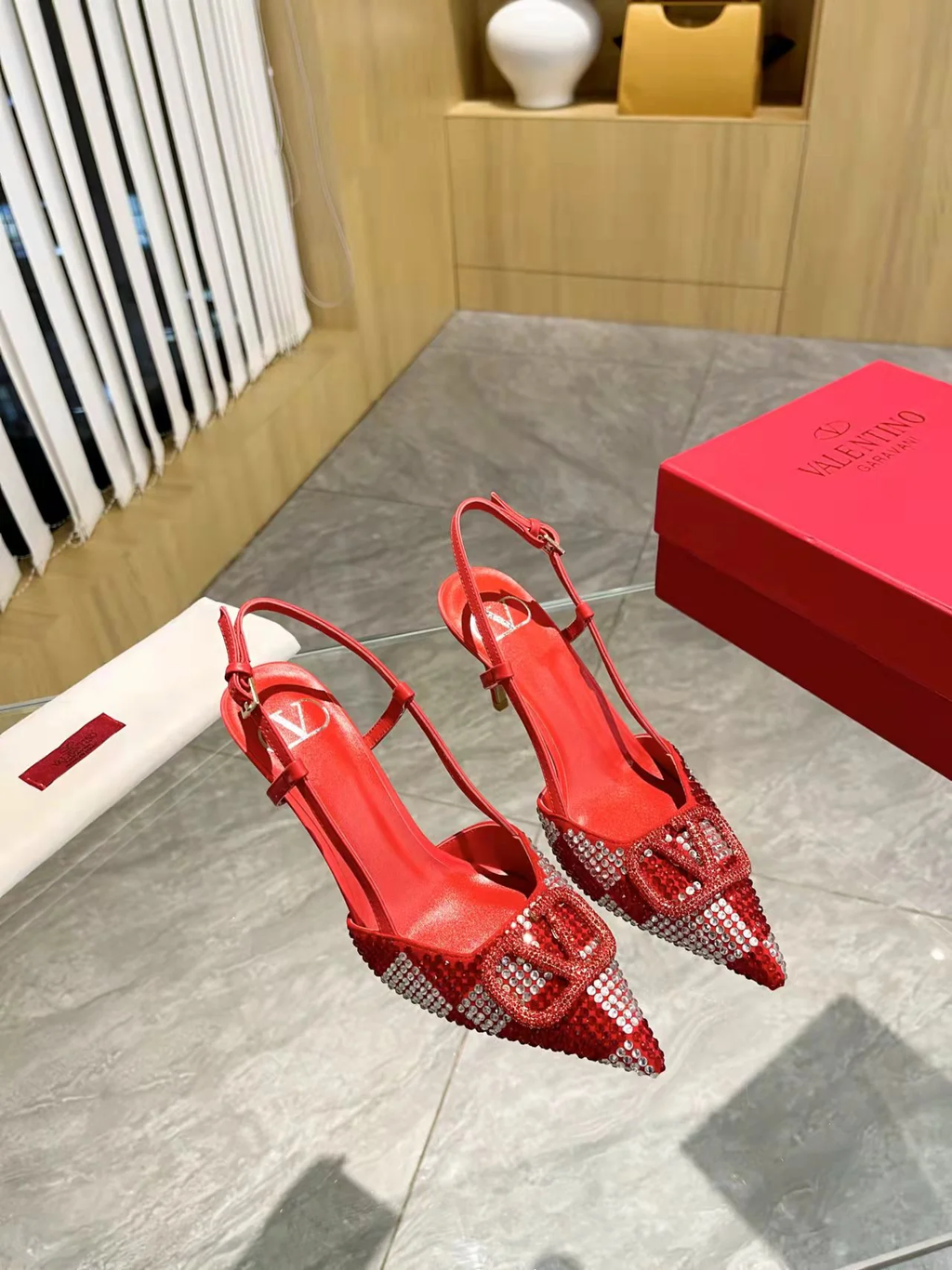 ELEGANT POINTED-TOE PUMPS WITH SCULPTURAL V-SHAPED BUCKLE AND GENUINE SHEEPSKIN LEATHER FINISH