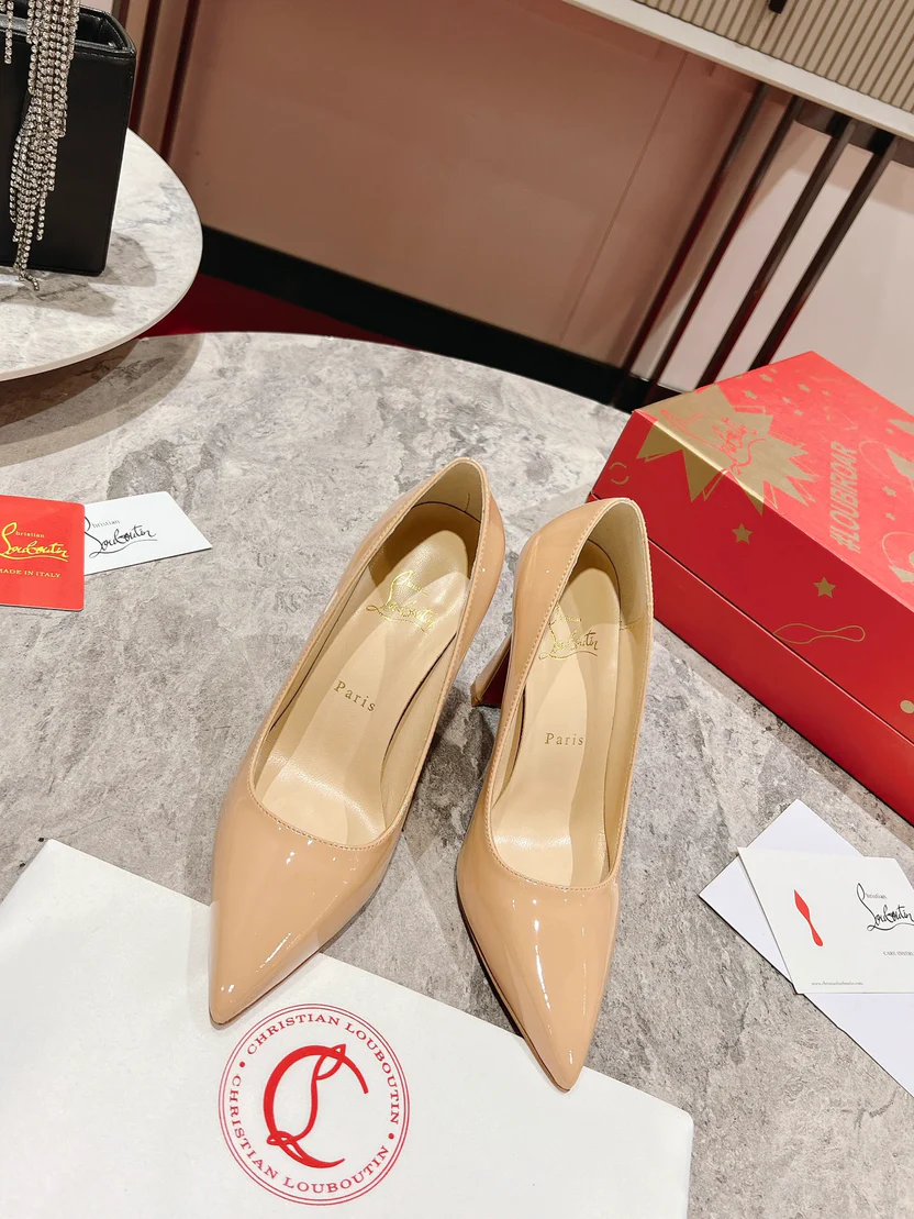 ELEGANT NUDE POINTED-TOE PUMPS WITH REFINED SLANTED HIGH HEEL AND MINIMALIST SILHOUETTE