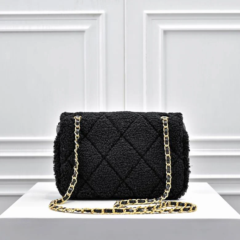 BLACK LEATHER QUILTED SHOULDER BAG