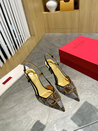 ELEGANT POINTED-TOE PUMPS WITH SCULPTURAL V-SHAPED BUCKLE AND GENUINE SHEEPSKIN LEATHER FINISH