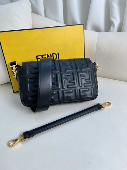 BAGUETTE BAG SMALL