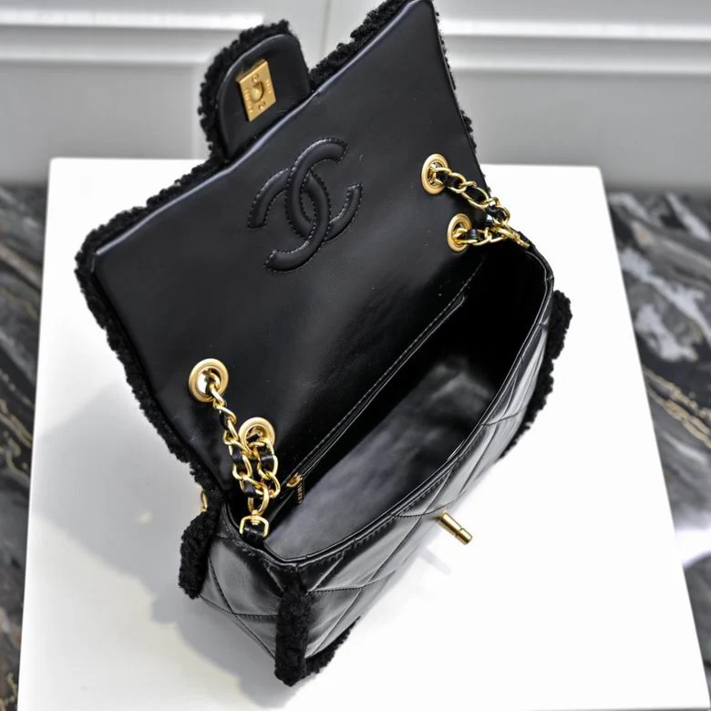 BLACK LEATHER QUILTED SHOULDER BAG