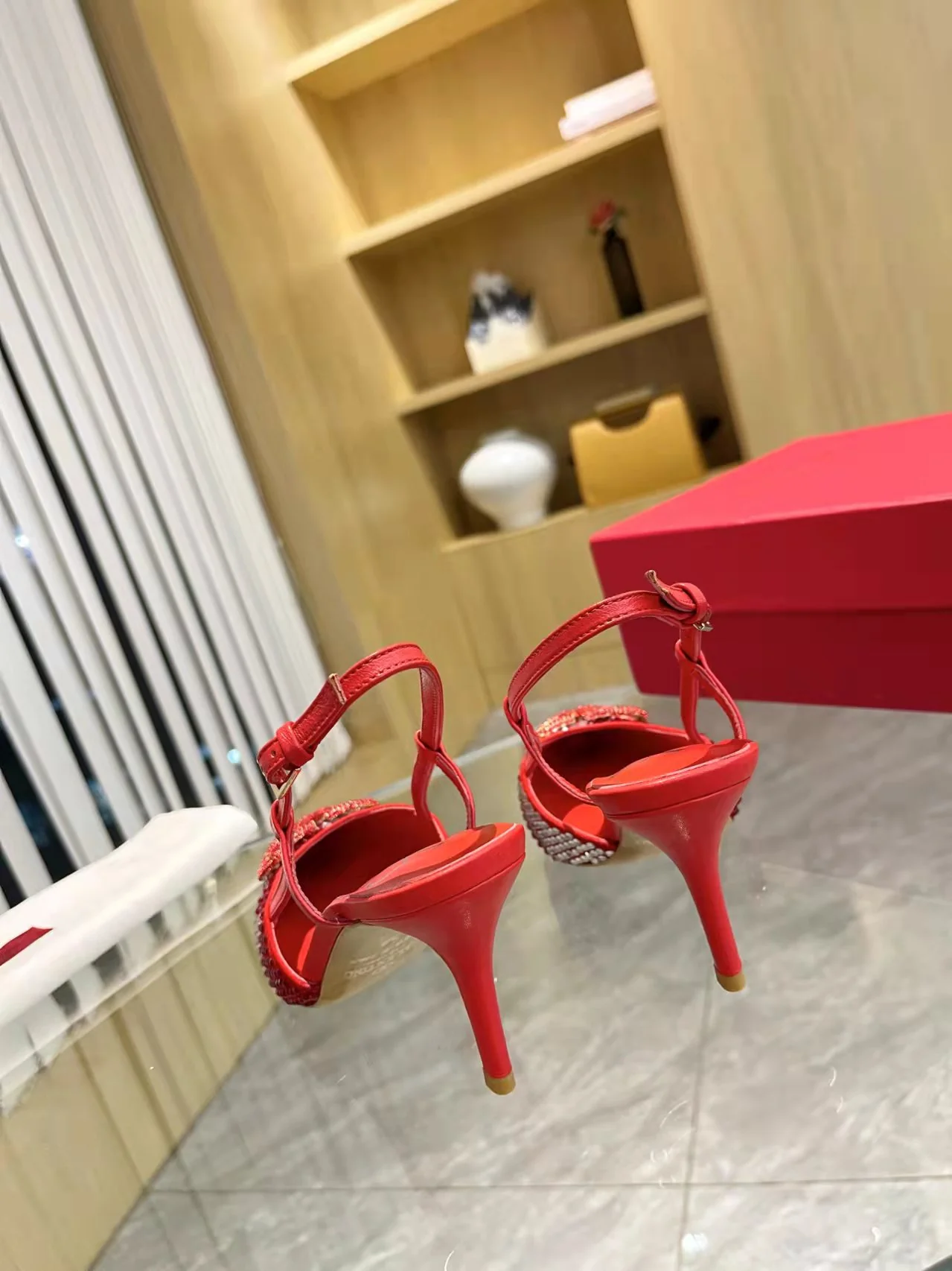 ELEGANT POINTED-TOE PUMPS WITH SCULPTURAL V-SHAPED BUCKLE AND GENUINE SHEEPSKIN LEATHER FINISH