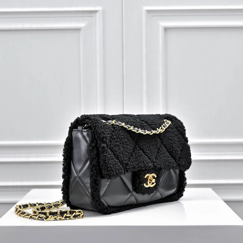 BLACK LEATHER QUILTED SHOULDER BAG
