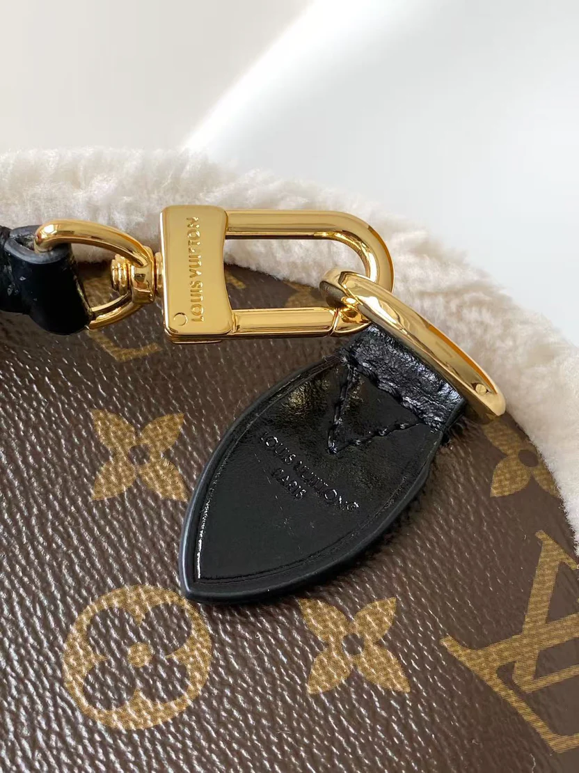 LEATHER BAG WITH SOFT TRIM