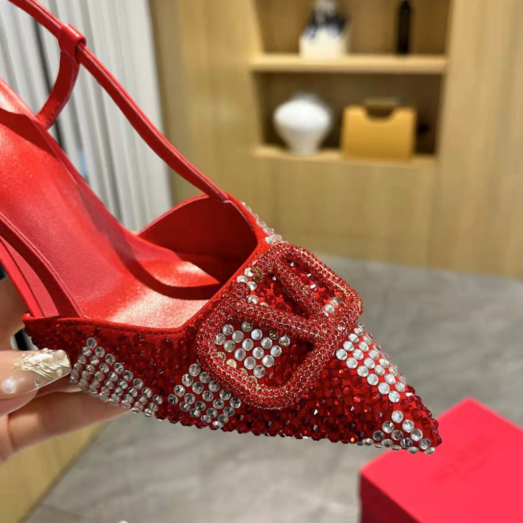 ELEGANT POINTED-TOE PUMPS WITH SCULPTURAL V-SHAPED BUCKLE AND GENUINE SHEEPSKIN LEATHER FINISH