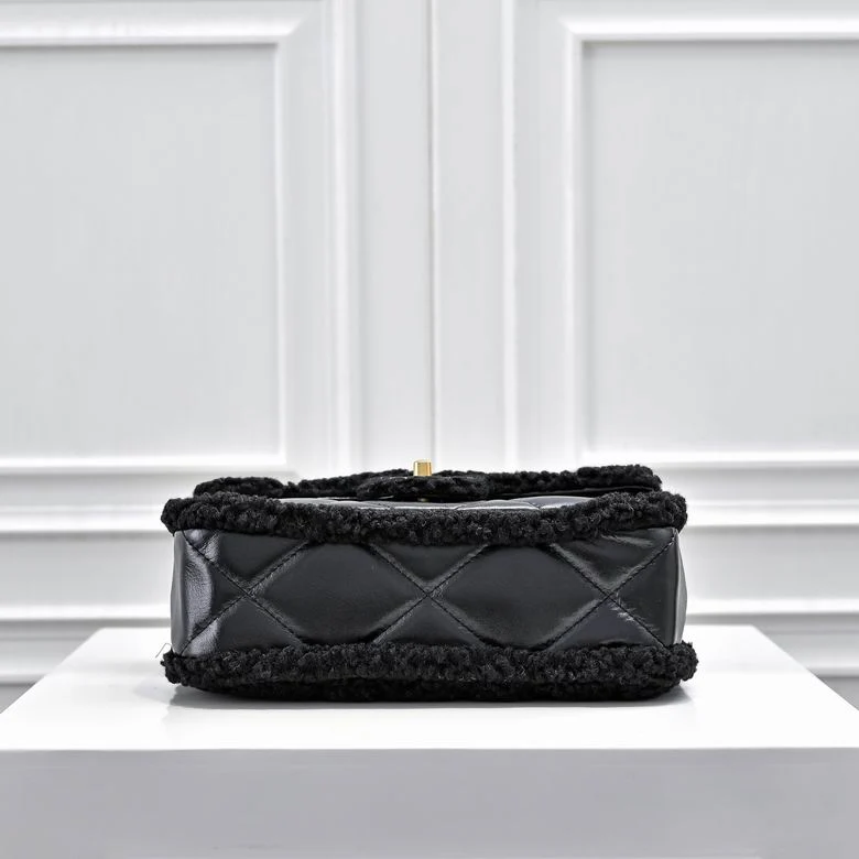 BLACK LEATHER QUILTED SHOULDER BAG