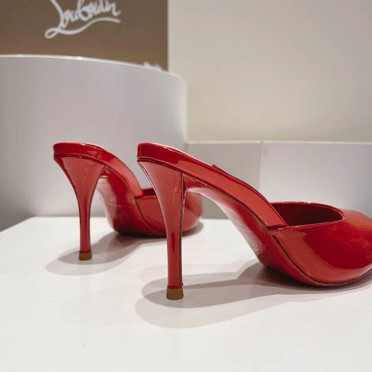 VIBRANT CRIMSON OPEN-TOE HIGH-HEEL MULES WITH MINIMALIST SLIP-ON ARCHITECTURE