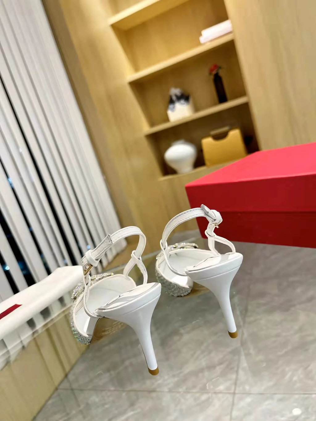 ELEGANT POINTED-TOE PUMPS WITH SCULPTURAL V-SHAPED BUCKLE AND GENUINE SHEEPSKIN LEATHER FINISH