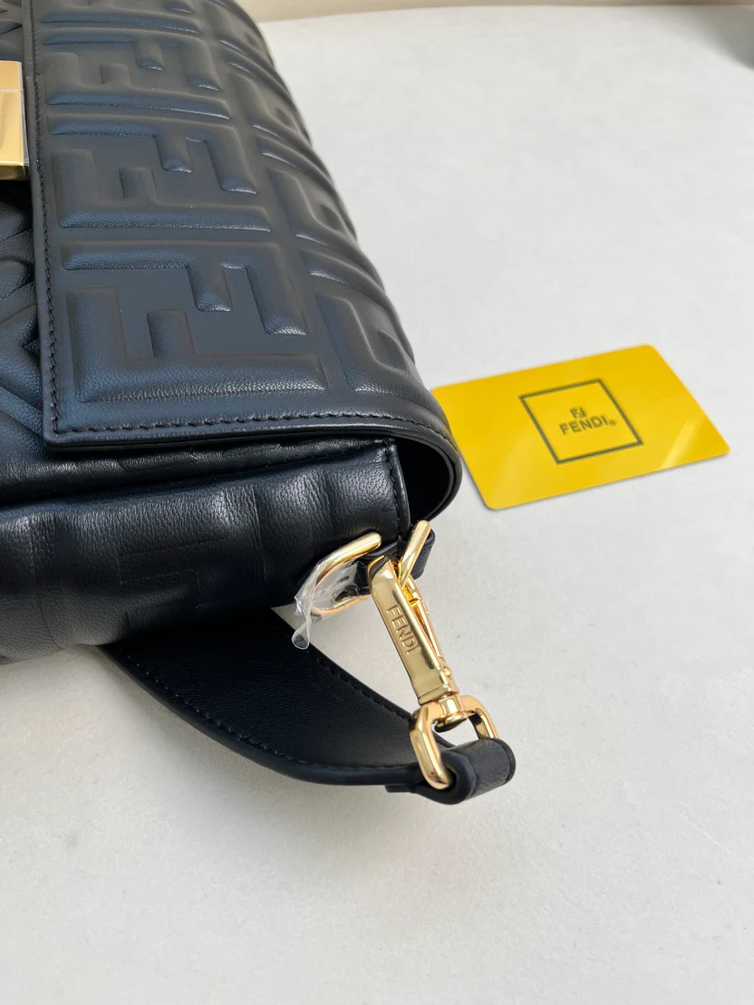BAGUETTE BAG SMALL