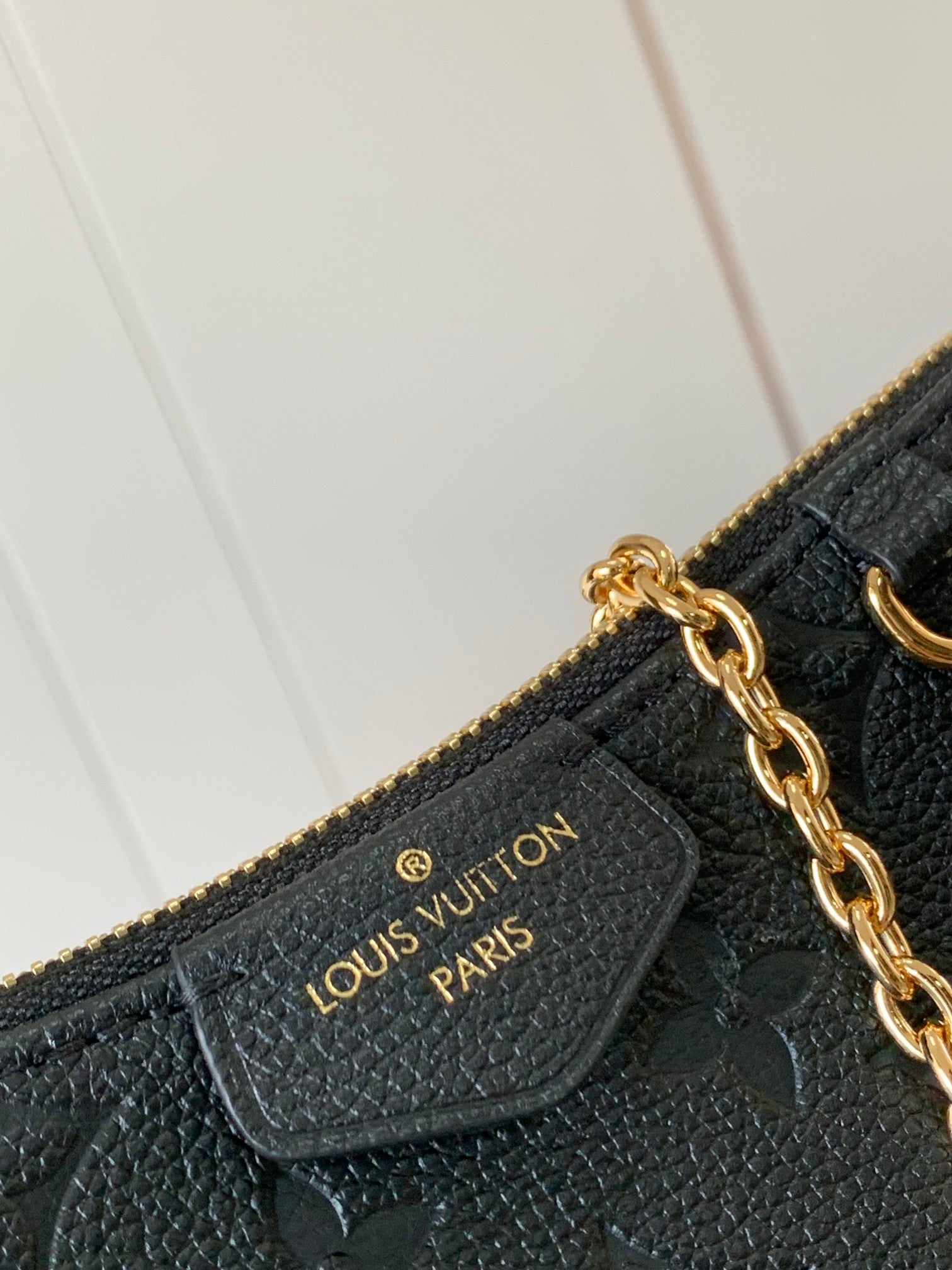EMBOSSED GRAINED LEATHER SHOULDER BAG – CURVE EDITION