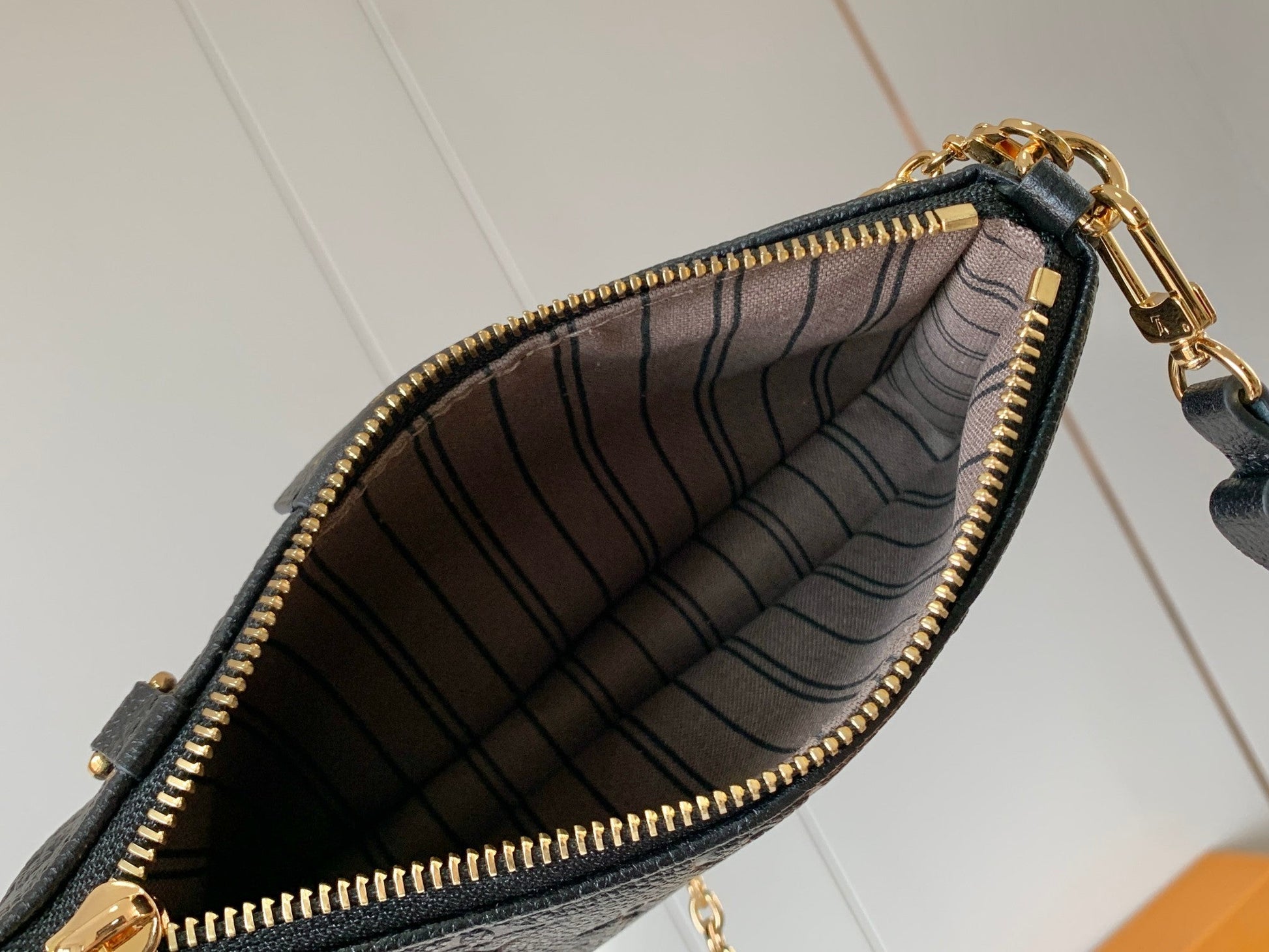 EMBOSSED GRAINED LEATHER SHOULDER BAG – CURVE EDITION