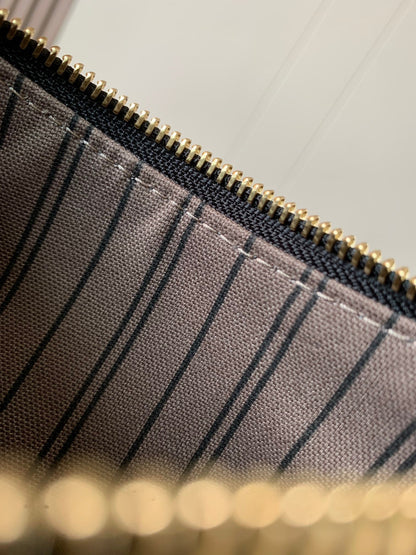 EMBOSSED GRAINED LEATHER SHOULDER BAG – CURVE EDITION